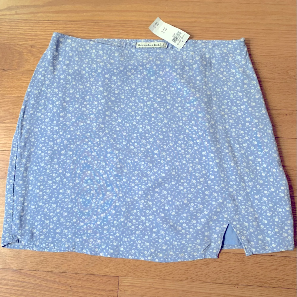 NWT Abercombie & Fitch Blue and White Floral Lightweight Mini Skirt Size Large